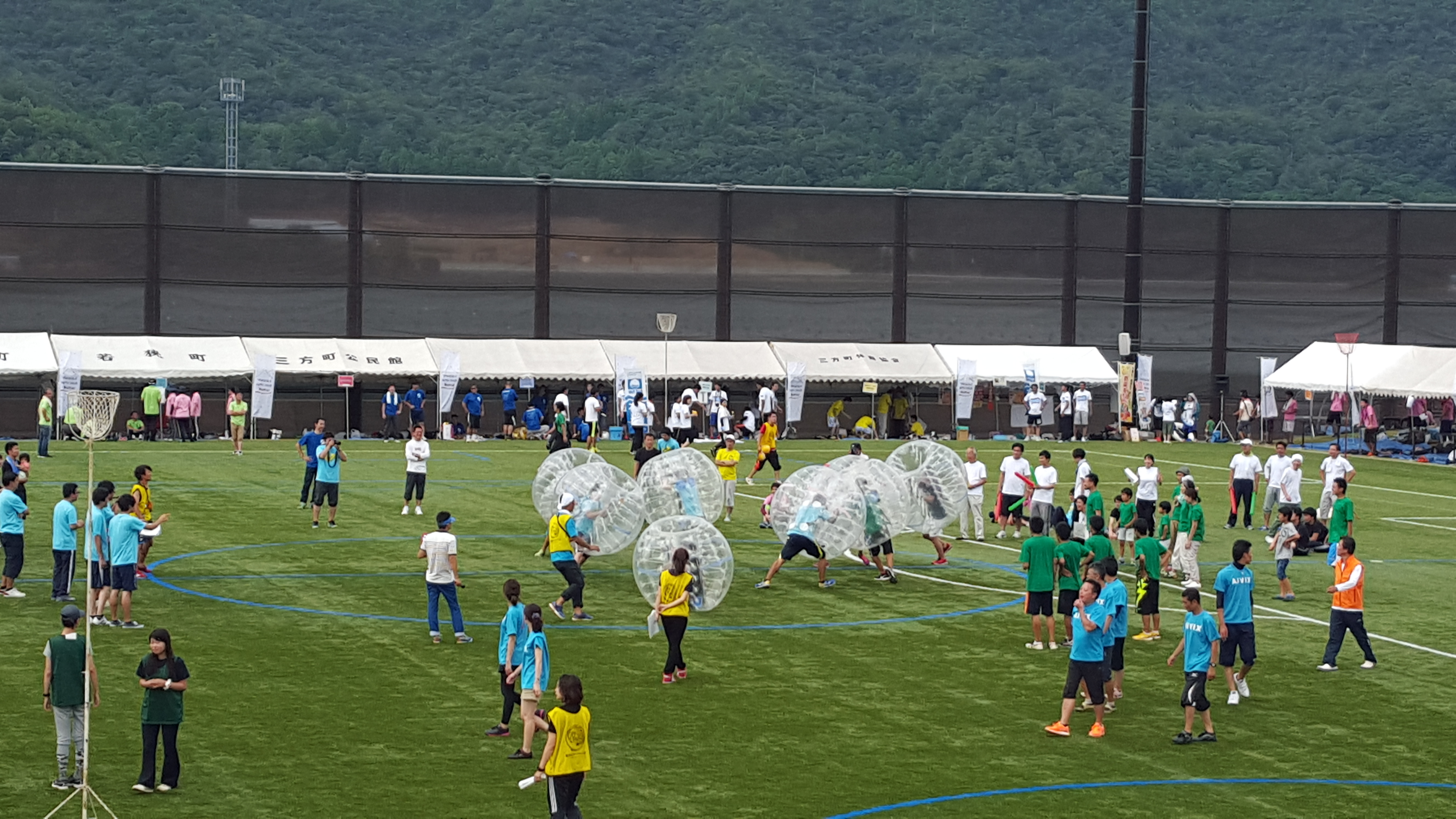 特徴 バブルサッカーはイベントのアクセントにも最適 バブルボール エア遊具 運動会のレンタル プラスピート