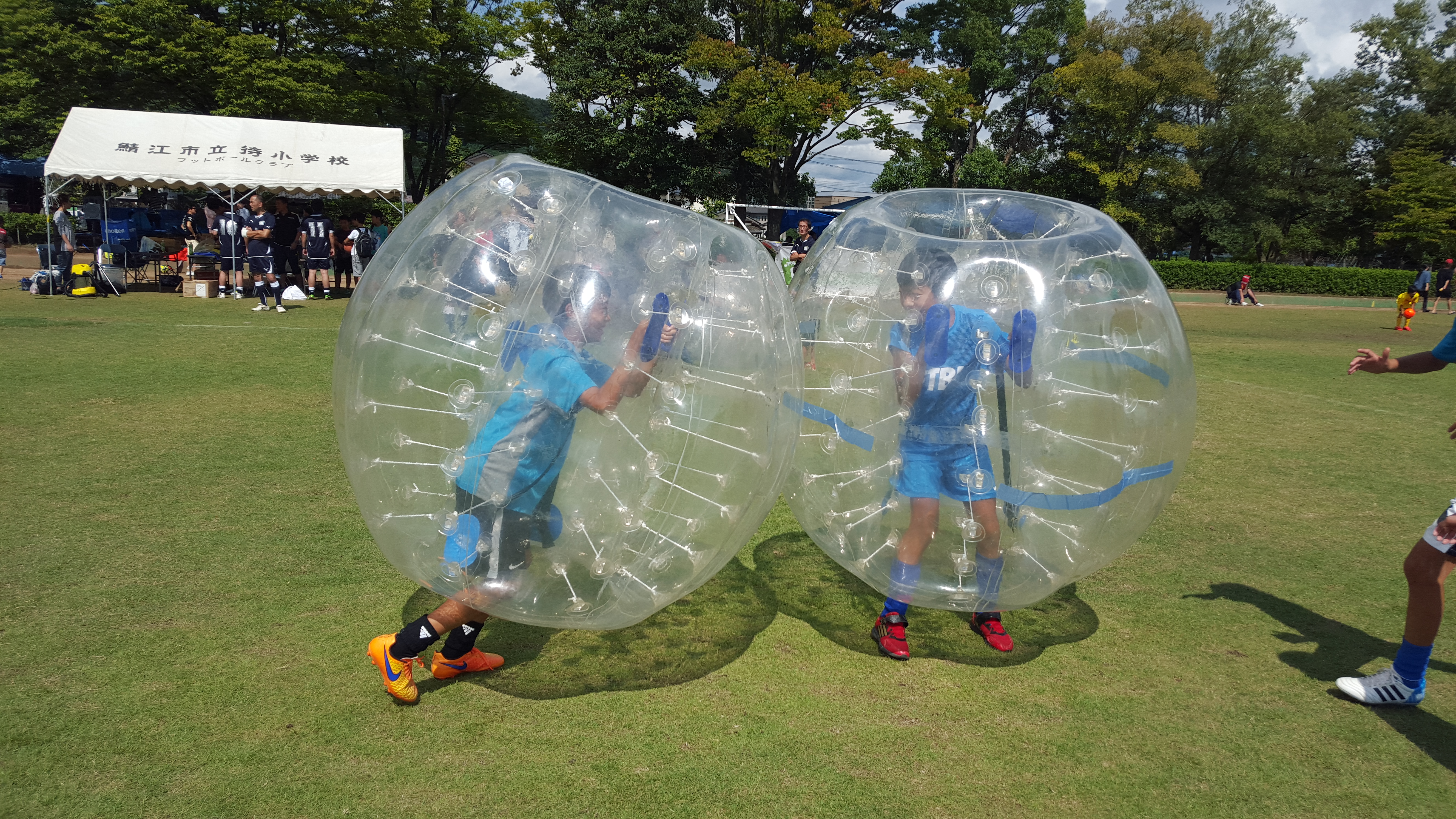特徴 バブルサッカーは危険 ルールを守ればとても安全なスポーツイベント バブルボール エア遊具 運動会のレンタル プラスピート